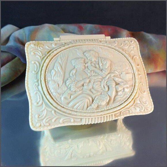 1960s Cream Vintage Jewelry Box Romantic Cameo Scene - Picture 2 of 7
